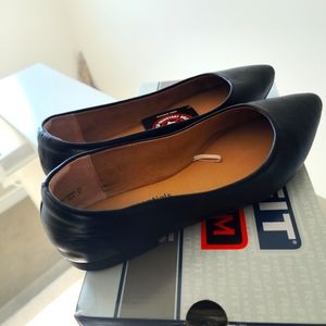 Women's 6.5 Amazon Essentials Slip resistant shoes.